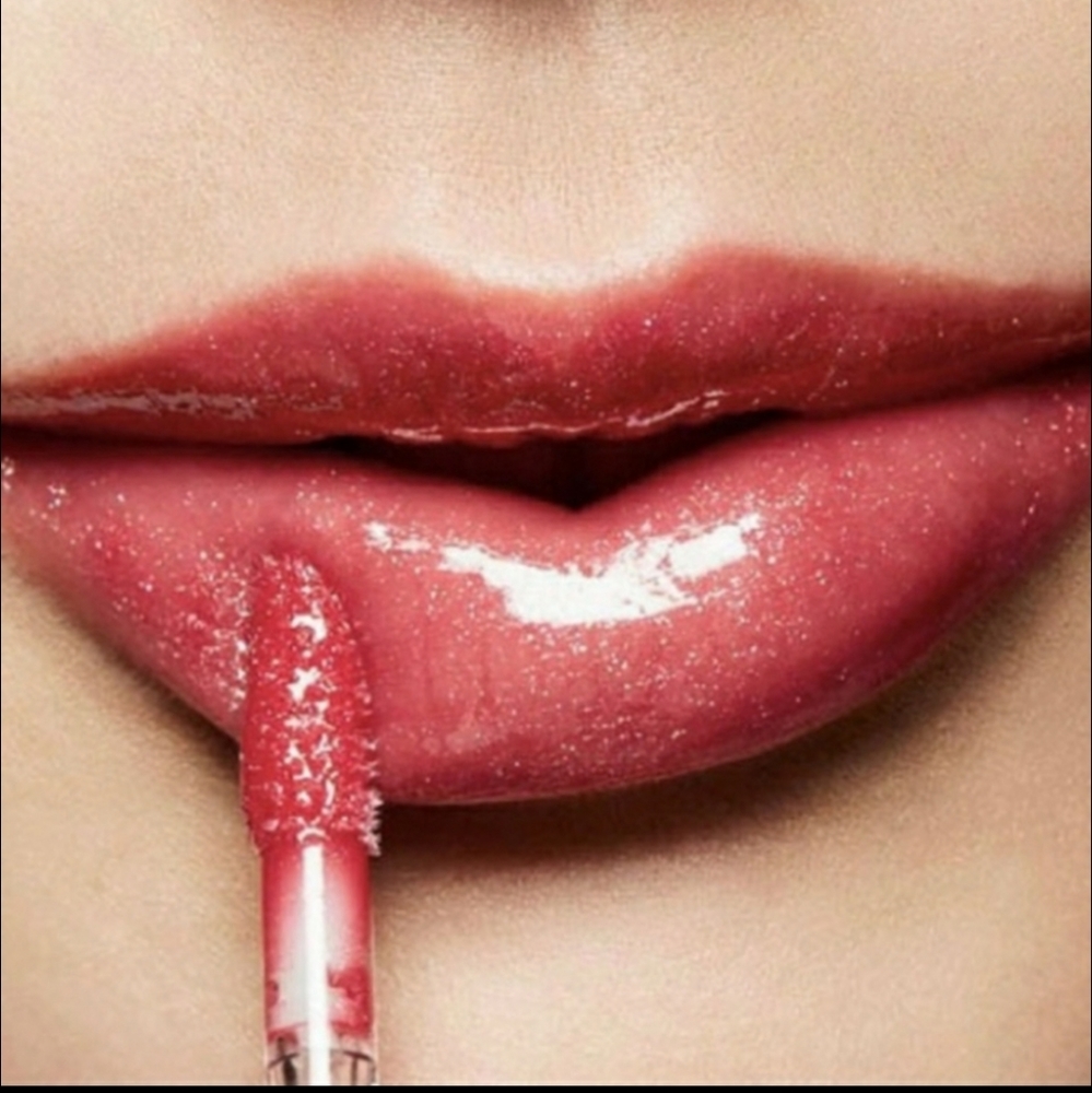 MAC LIPGLASS- SNOW IN LOVE ๐ฅฐ - Picture 2 of 10
